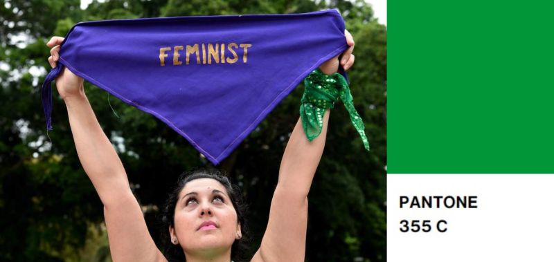 unam-cigu-blog-por-que-se-utiliza-el-panuelo-verde-02 Izq.: Una Manifestante En Sídney Portando Un Pañuelo Morado con la Palabra «Feminista» Der.:Color Pantone 355C "Verde Benetton"