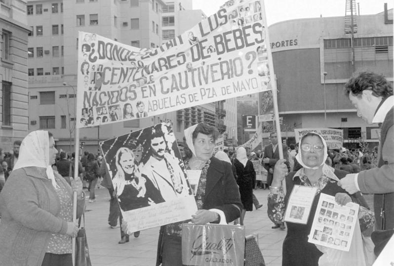 Abuelas De Plaza De Mayo marchando